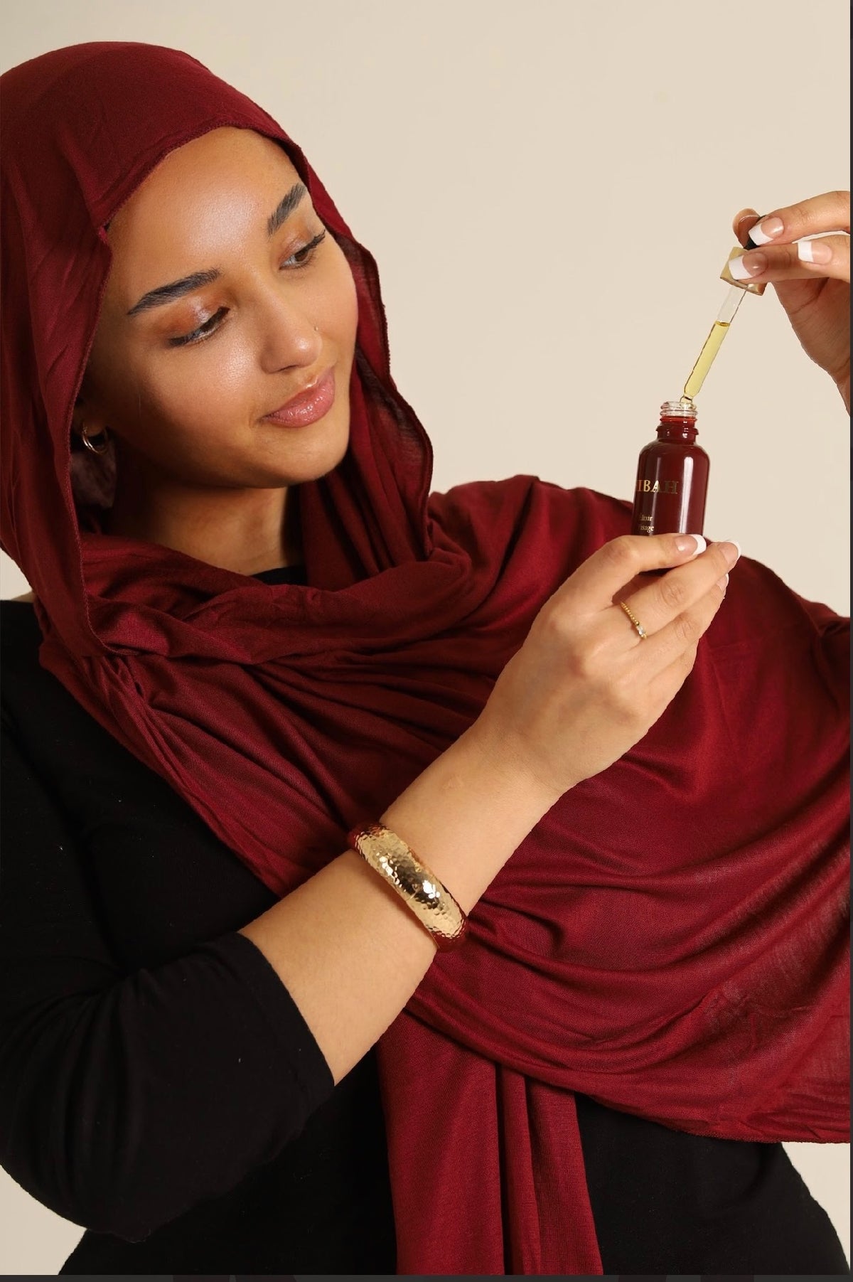 Mod&egrave;le avec &Eacute;lixir Visage HIBAH